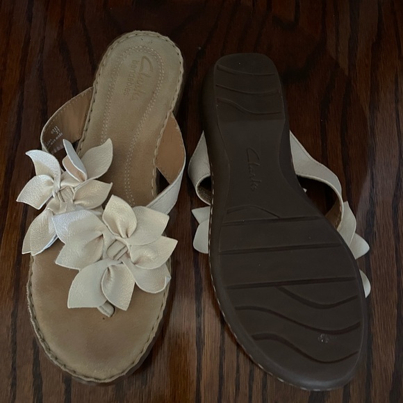 Clarks Cream Floral Sandals - Picture 2 of 4